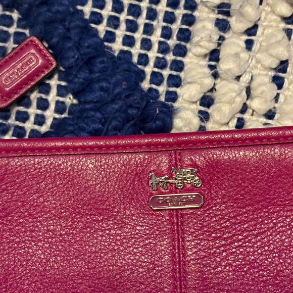 Excellent Condition Pink Coach leather Purse. - Picture 3 of 4